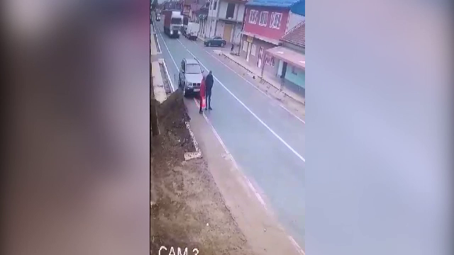 Doi soți din Dolj, loviți de propria mașină, după ce o camionetă s-a izbit de autovehicul