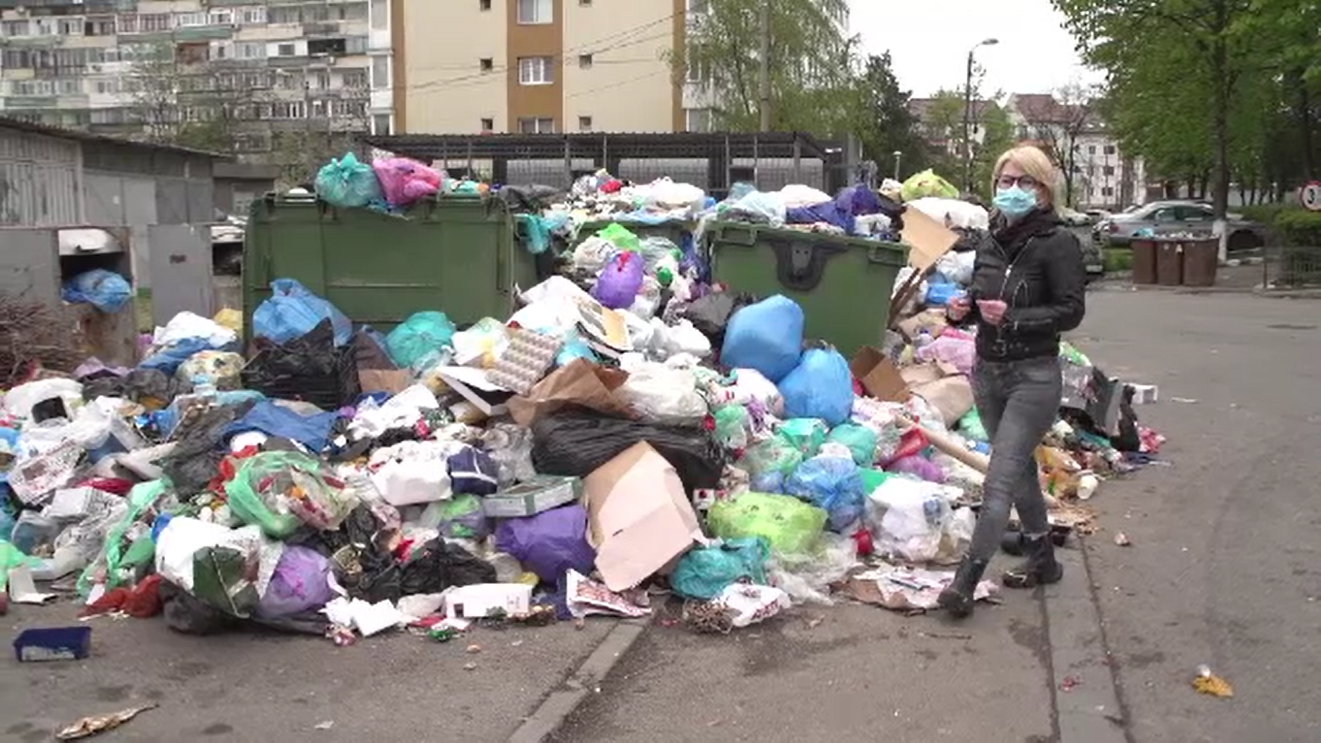 Angajații societăţii de salubritate din Ploiești sunt în grevă, iar gunoaiele se revarsă din ghene