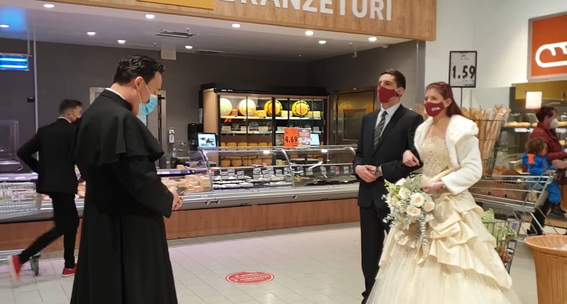 Nuntă înscenată la supermarket, în Sfântu Gheorghe. Protest inedit al organizatorilor de evenimente