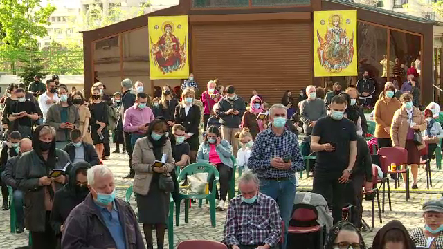 Sute de oameni s-au adunat la Catedrala Patriarhală, la slujba din Vinerea Mare