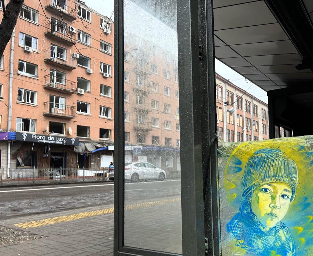 Artistul stradal francez C215 pictează „zâmbete și umanitate” pe pereții din Ucraina