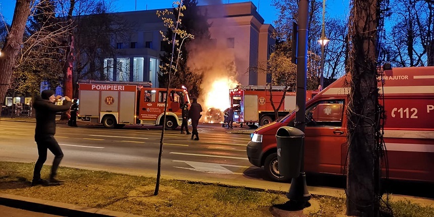 Un bărbat a murit după ce a intrat cu mașina în Ambasada Rusiei și s-a autoincendiat