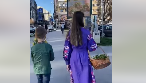 VIDEO Copii ucraineni împreună cu mamele lor au oferit flori în Bucureşti, mulţumind pentru sprijinul acordat refugiaţilor