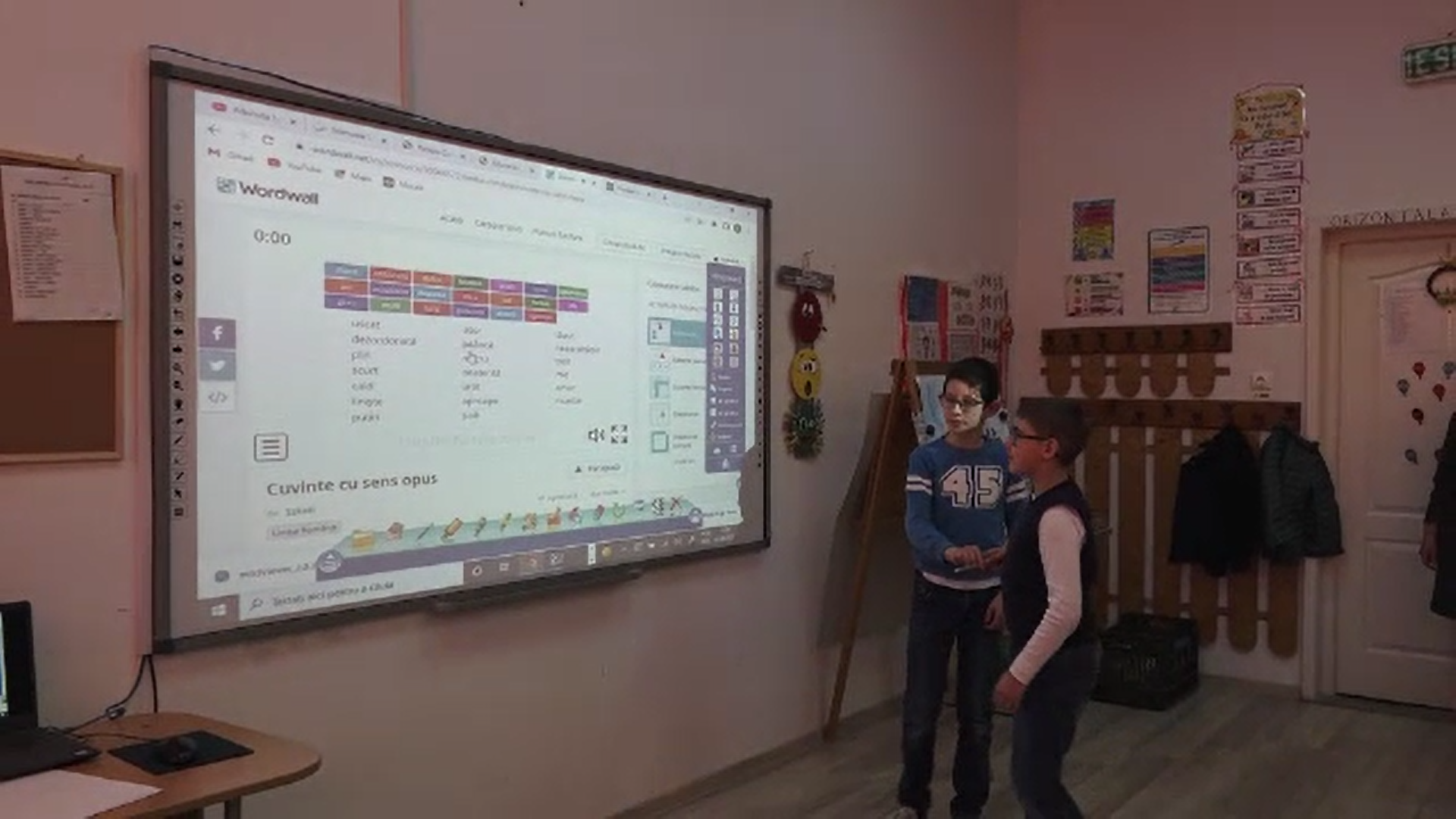 Școlile din România renunță la tabla tradițională și trec la cea interactivă