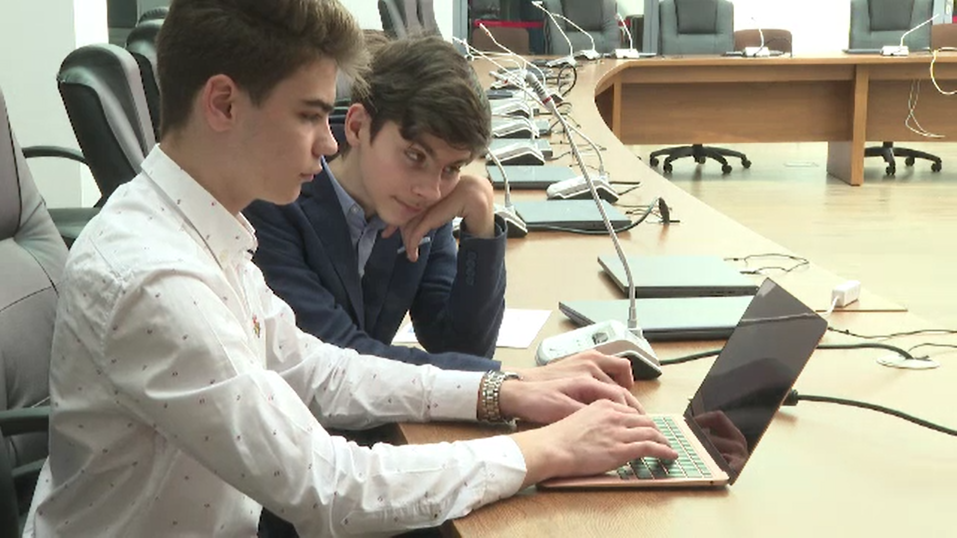 Doi elevi din Galati au creat o aplicatie de înregistrare a reclamațiilor către instituțiile locale