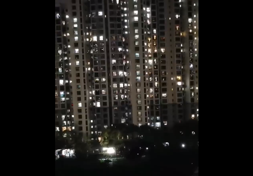 VIDEO Scene înfiorătoare în Shanghai: oamenii urlă noaptea de la geamuri, după o săptămână de carantină totală