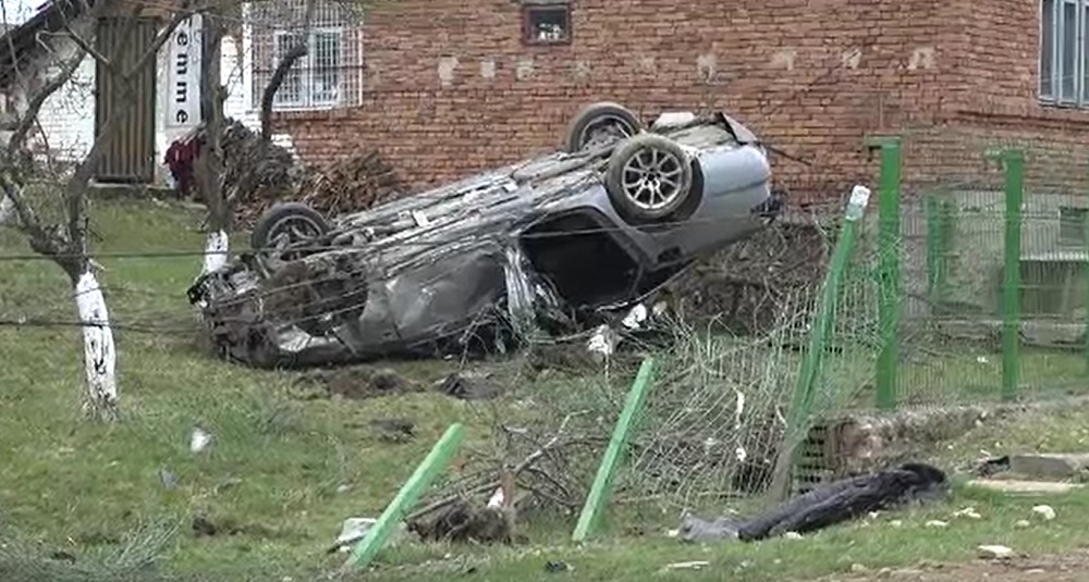 Argeș: Trei tineri au ajuns la spital, după ce mașina în care se aflau s-a răsturnat și a pus la pământ un gard