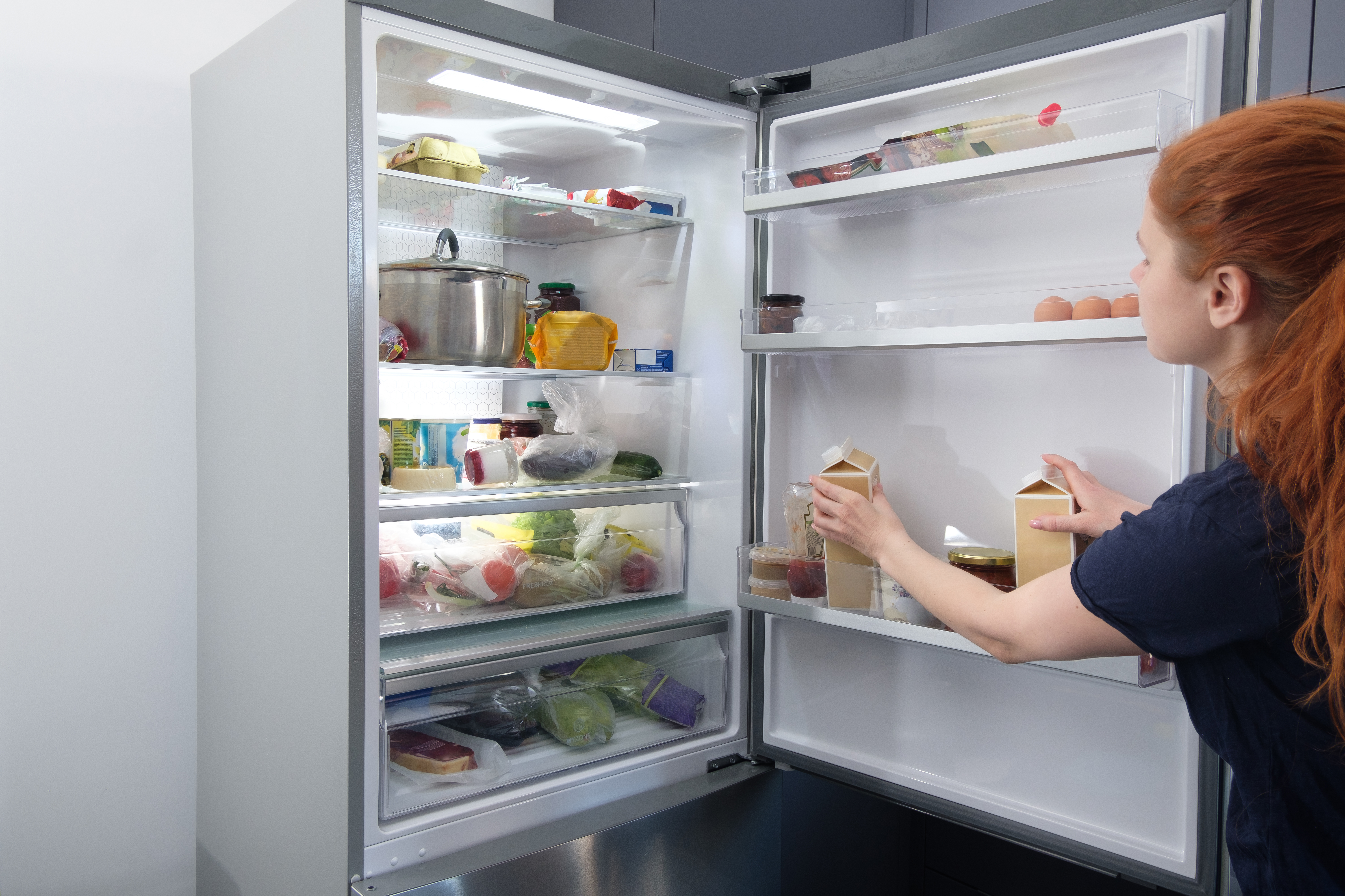 De ce să nu ții laptele pe ușa frigiderului. Unde trebuie să așezi fructele și ouăle