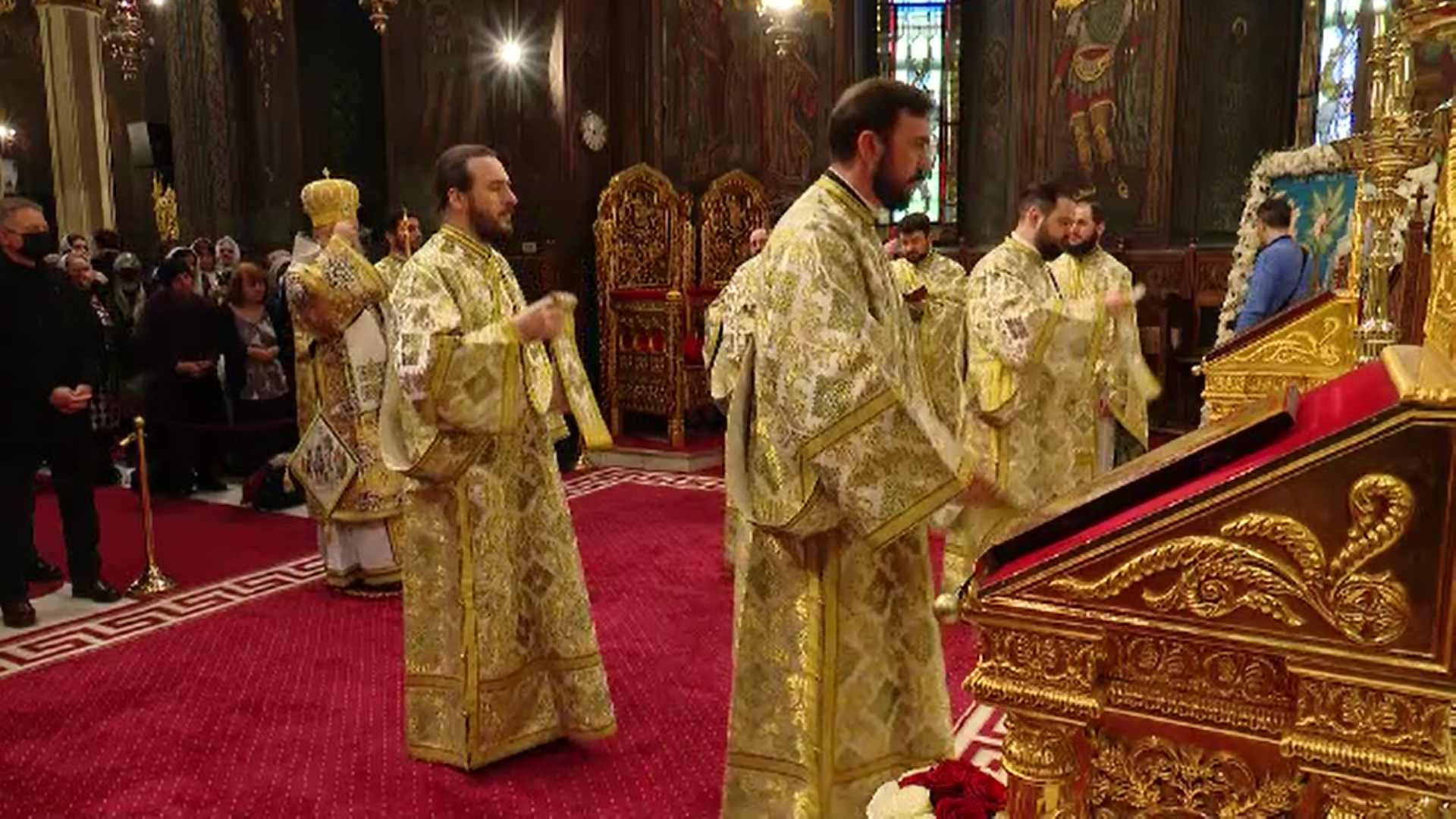 Catedrala Patriarhală a fost plină de oameni care s-au rugat la unison de Duminica Floriilor