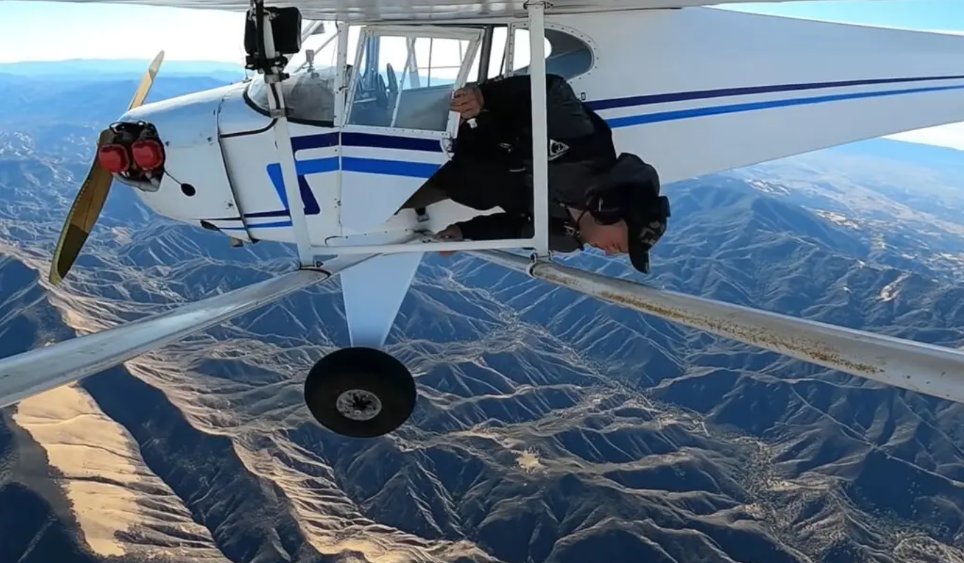 Un Youtuber și-a prăbușit intenționat avionul în munți. A sărit cu parașuta în timpul zborului. VIDEO VIRAL