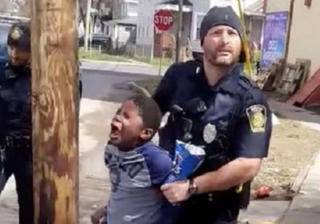 VIDEO Un copil afroamerican de 8 ani a fost arestat în SUA de un polițist alb. Cazul a stârnit scandal
