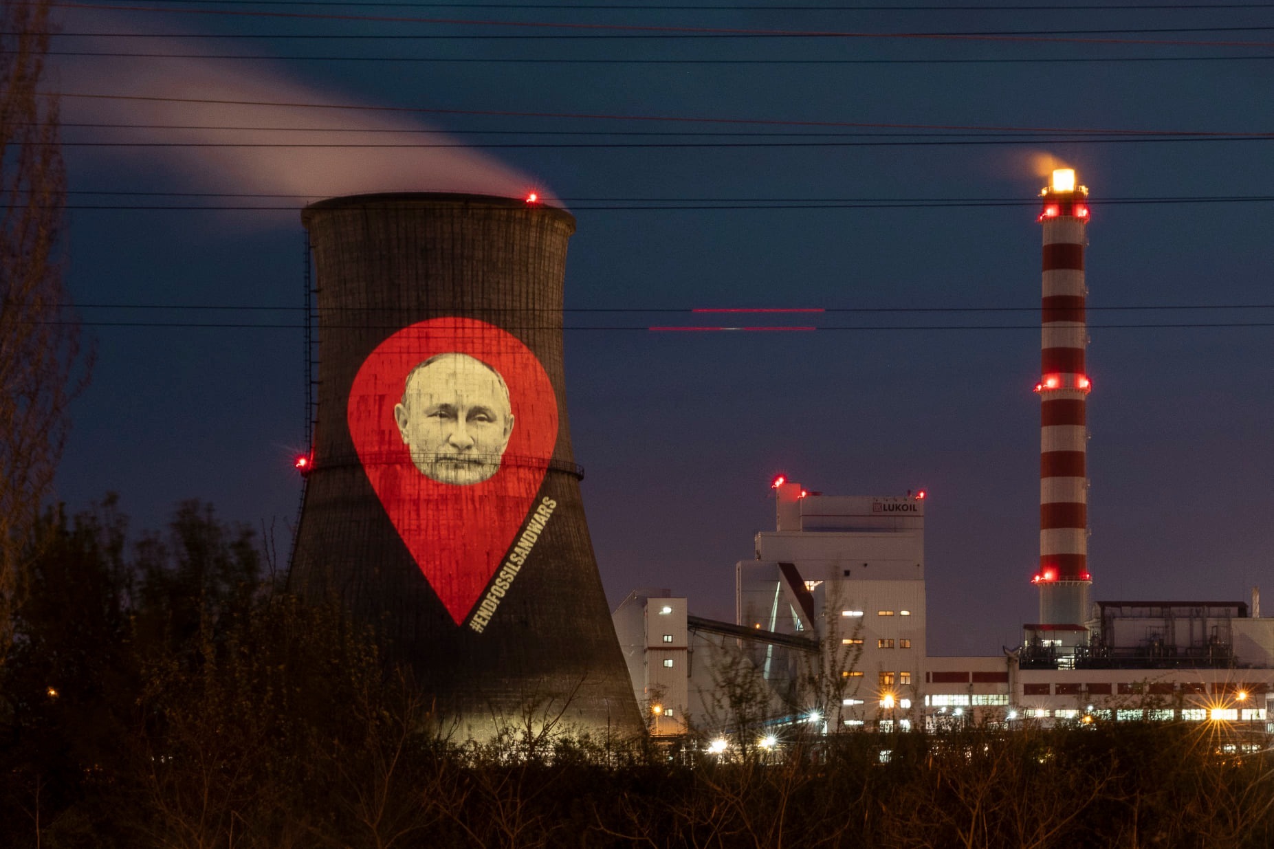 Chipul lui Vladimir Putin a fost proiectat pe turnul rafinăriei Lukoil din Ploiești. GALERIE FOTO