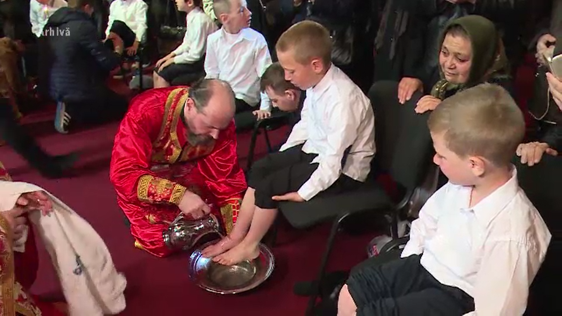 Lecţie de smerenie la Galați. Arhiepiscopul Casian a primit 12 copii cărora le-a spălat şi le-a sărutat picioarele