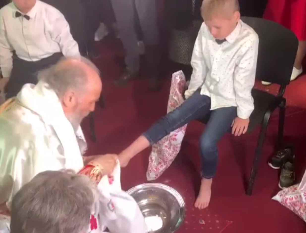 Ritualul spălării picioarelor în Joia Mare, oficiat și la Galați. La slujbă au asistat și refugiați ucraineni