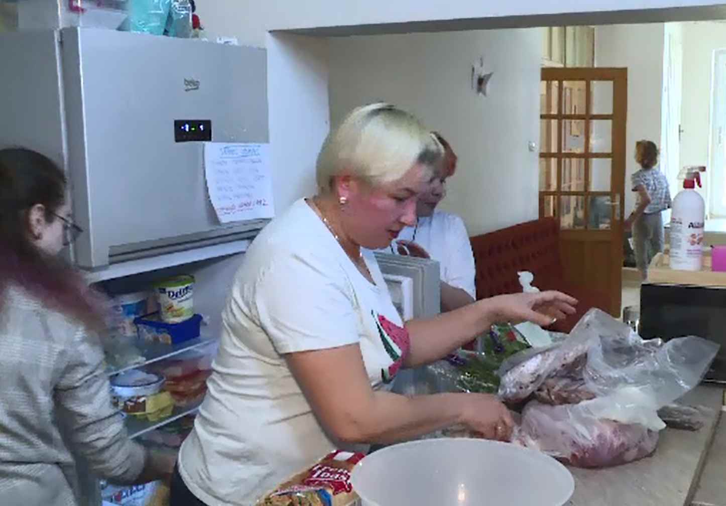 Pregătiri de Paște pentru refugiații ucraineni. Gazdele au grijă să nu le lipsească nimic de pe masă