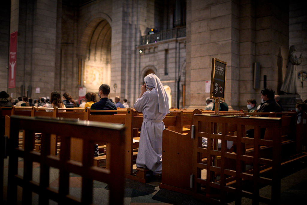Preot înjunghiat într-o biserică din Franţa. Atacatorul a fost dezarmat de o călugăriță
