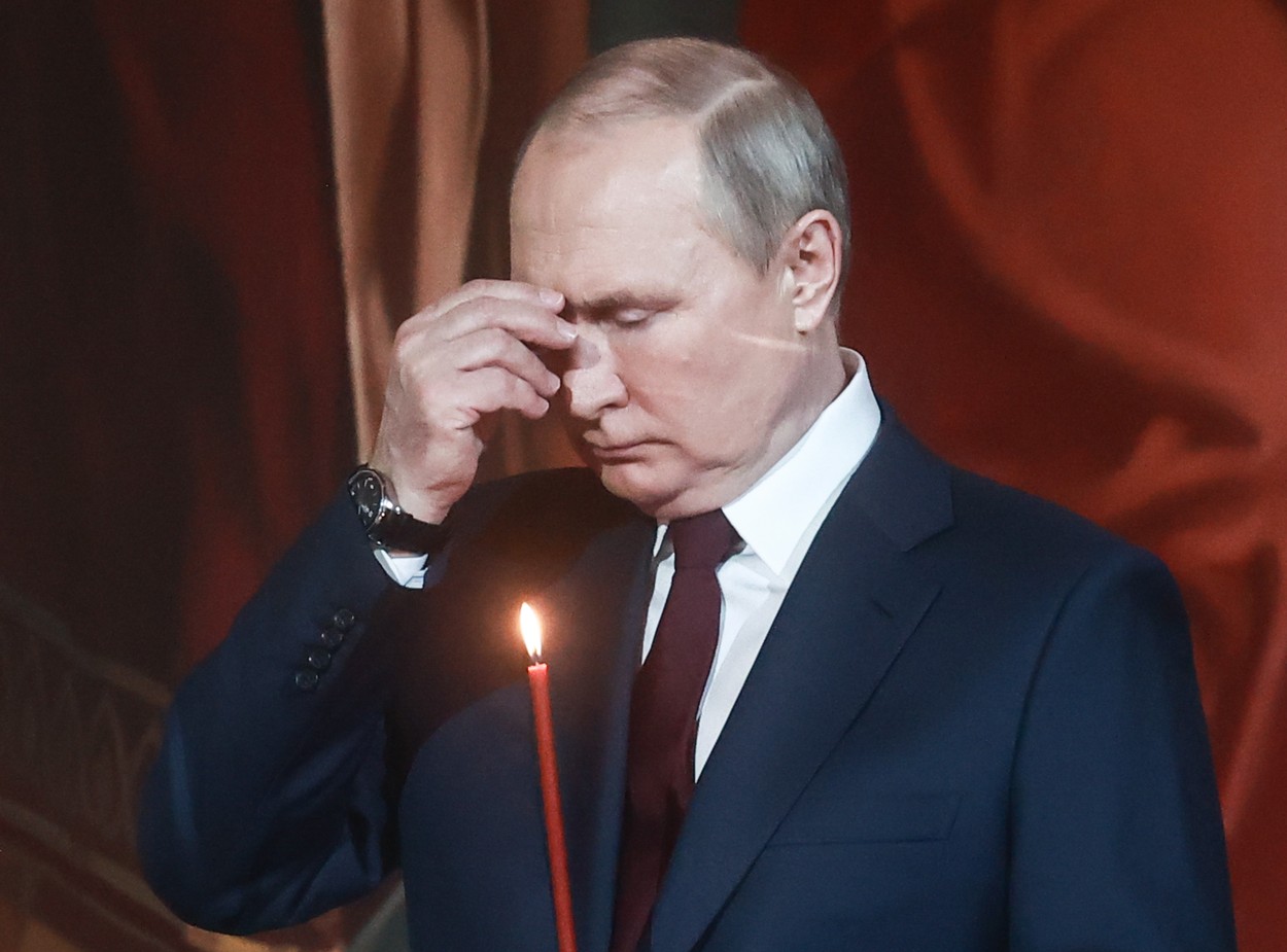 The Sun: Putin, nesigur și distras, a tremurat la slujba de Înviere, este uimitor de slăbit