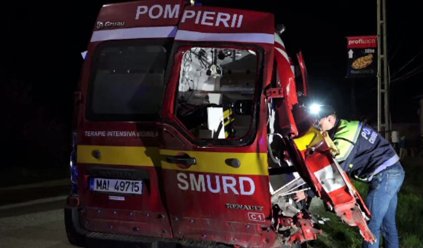 Ambulanță SMURD, lovită din plin de un tren. Femeia care o aștepta a murit