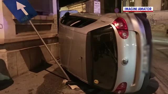 O mașină cu 4 tineri a fost acroșată de o dubă pe o stradă cu sens unic