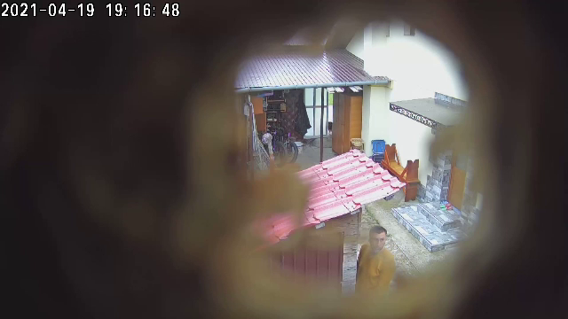 Scandal în Argeș. Un preot este acuzat de vecini că se ușurează pe gardul dintre proprietăți și le aruncă petarde în curte