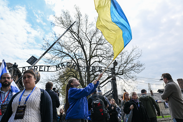 Steagul Ucrainei, fluturat la Marșul de Comemorare al Holocaustului la lagărul nazist Auschwitz. GALERIE FOTO