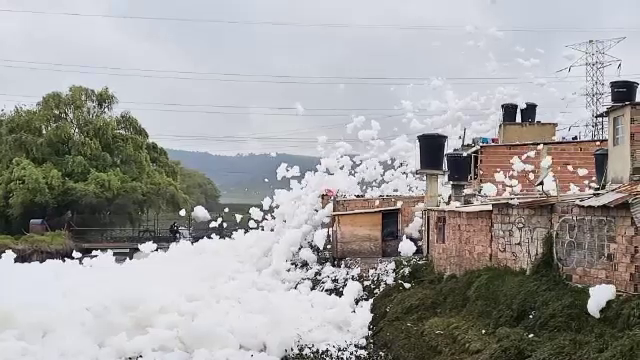 Un strat imens de spumă a apărut în Columbia din cauza detergentului aruncat într-un râu
