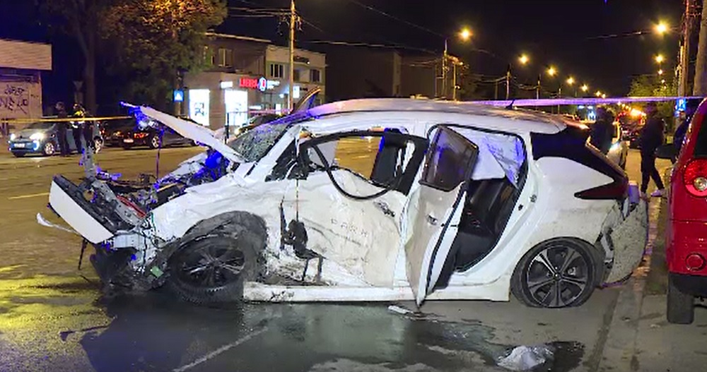 București: O femeie a ajuns în stare gravă la spital, după ce mașina pe care o conducea a fost lovită de un alt autoturism