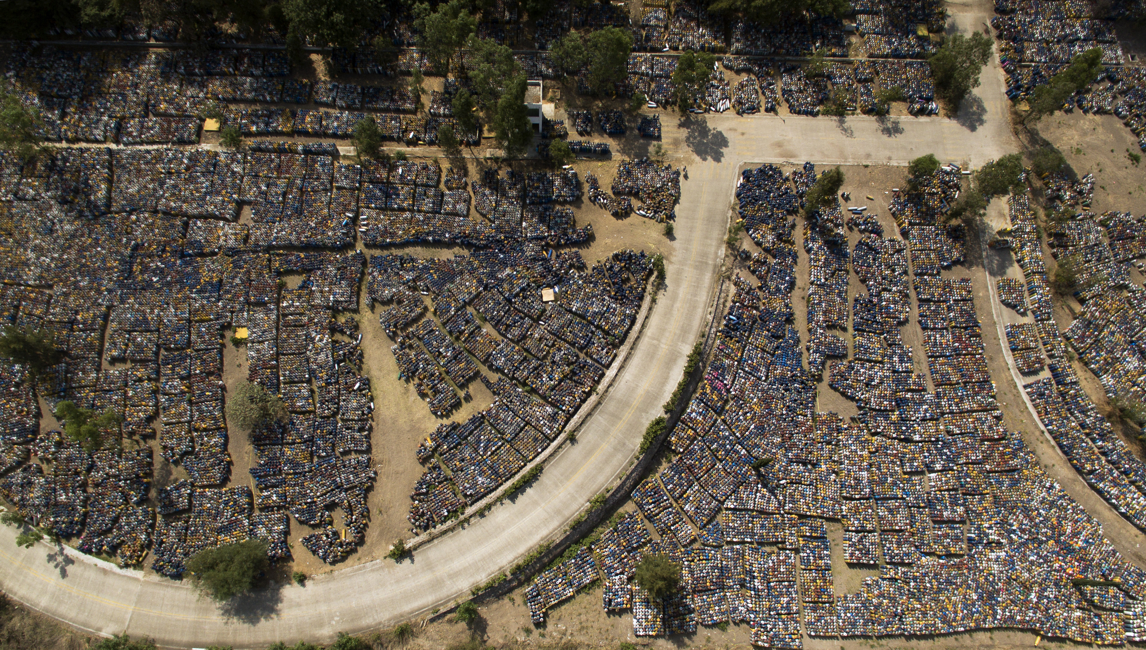 Un uriaș cimitir de butelii de gaz s-a format în Mexico City. Oamenii spun că locuiesc lângă o bombă. FOTO și VIDEO