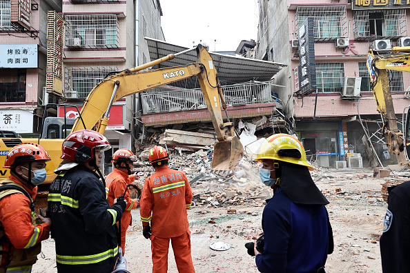 Zeci de dispăruţi în urma prăbuşirii unui imobil de opt etaje în China. FOTO&VIDEO