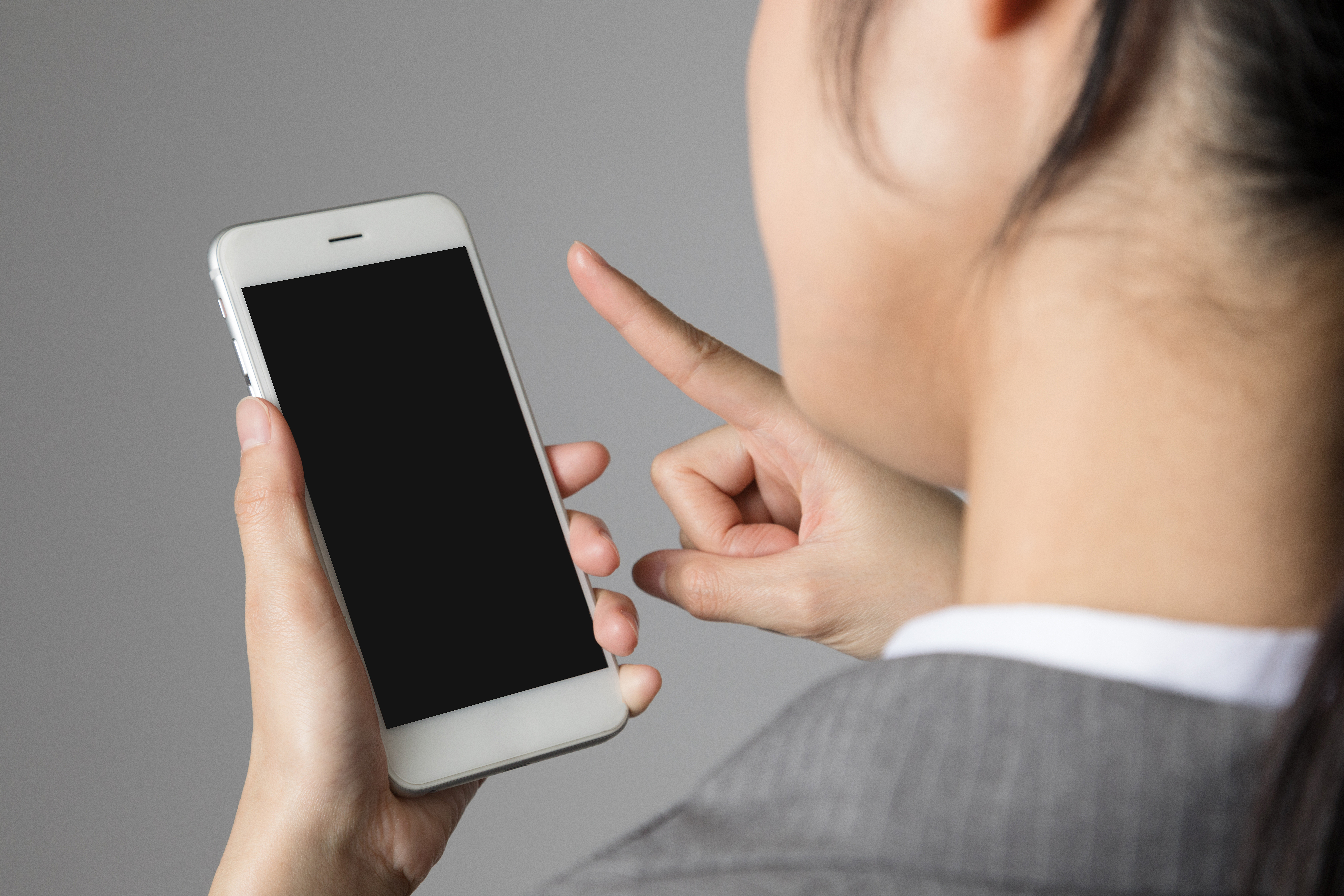 Funcția secretă din iPhone, de care habar NU aveați. Cum se deschide o aplicație sau lanterna, cu o dublă bătaie pe spate