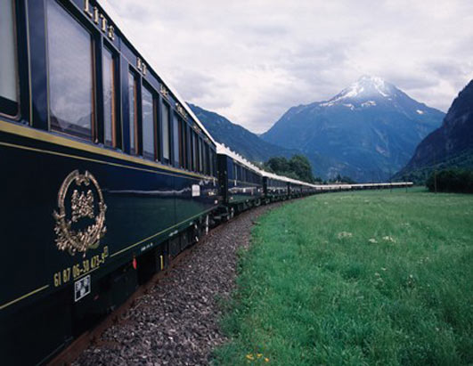Celebrul tren de epoca Orient Express a ajuns azi noapte in Romania. Prima oprire: vama Curtici