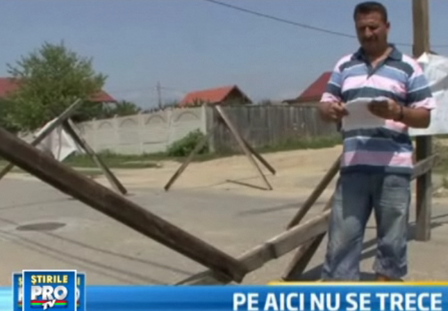 Romania, Motru: si-a imprejmuit legal proprietatea, iar gardul trece prin mijlocul drumului