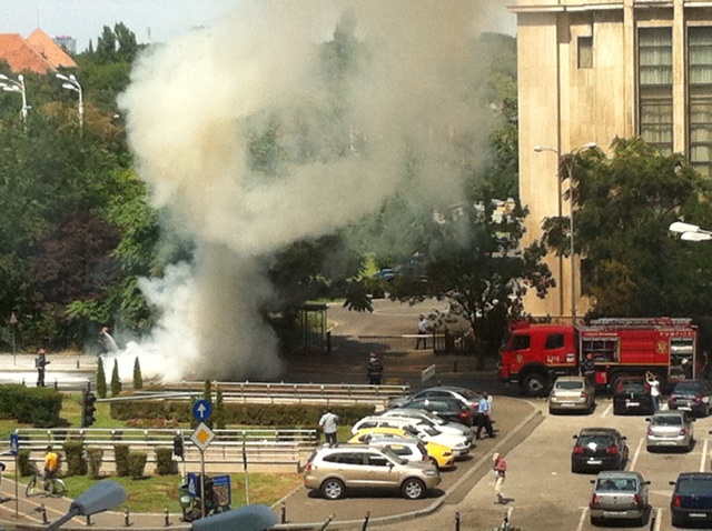 Pompierii au intervenit pentru a stinge un Matiz ce ardea in fata Guvernului. FOTO