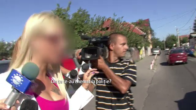 Blonda care a facut striptease la benzinarie, amendata cu 500 de lei de politisti. VIDEO