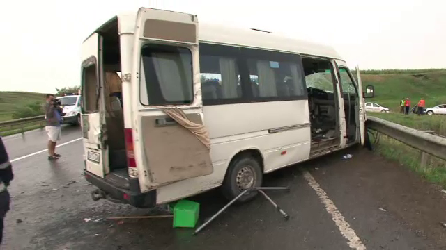 Primele imagini de la accidentul din Suceava. Un microbuz, lovit de o cisterna: 1 mort, 16 raniti