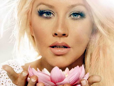 Cantareata Christina Aguilera, insarcinata cu al doilea copil, a pozat nud pentru o revista americana. FOTO