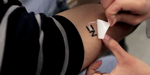 Un tatuaj-baterie, capabil sa produca electricitate din transpiratie, prezentat de cercetatori