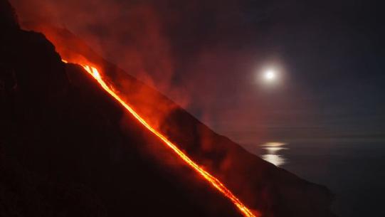 VIDEO Imagini spectaculoase cu Vulcanul Stromboli care erupe de pe coasta Siciliei