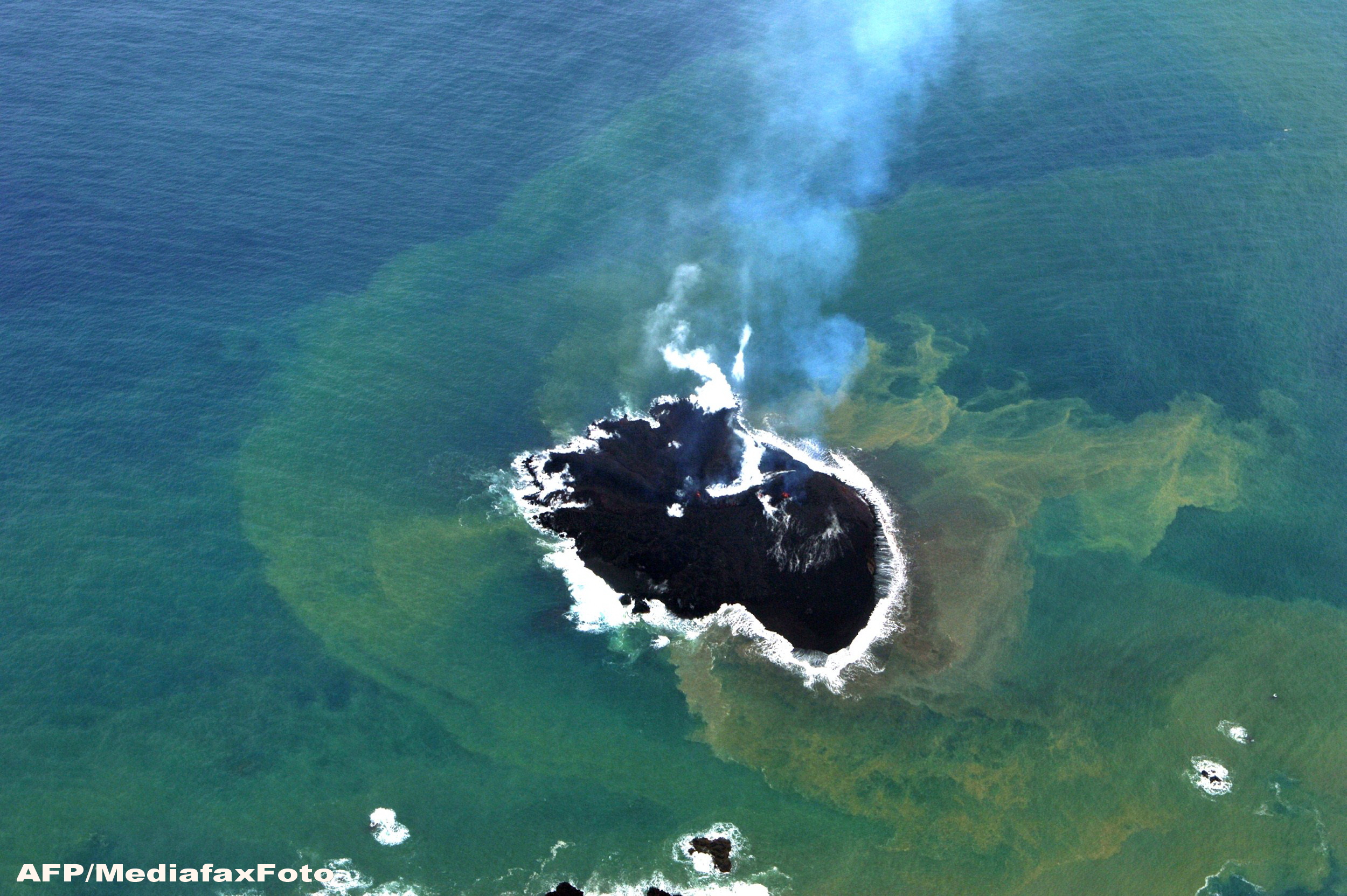 Alerta de tsunami in Japonia. Lava unei insule vulcanice, aflata in eruptie, ar putea provoca o tragedie. GALERIE FOTO - Imaginea 3