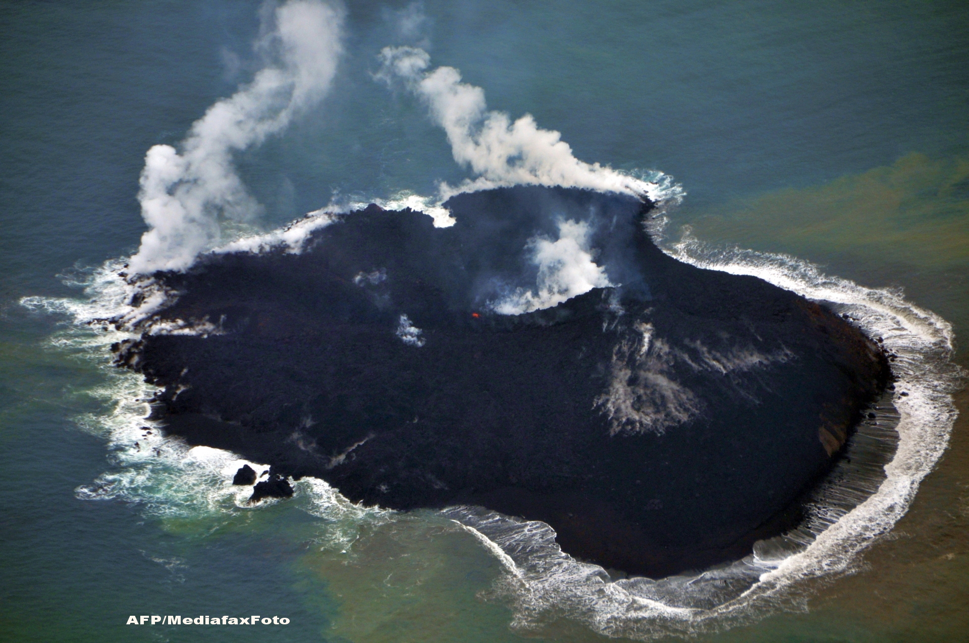 Alerta de tsunami in Japonia. Lava unei insule vulcanice, aflata in eruptie, ar putea provoca o tragedie. GALERIE FOTO - Imaginea 4