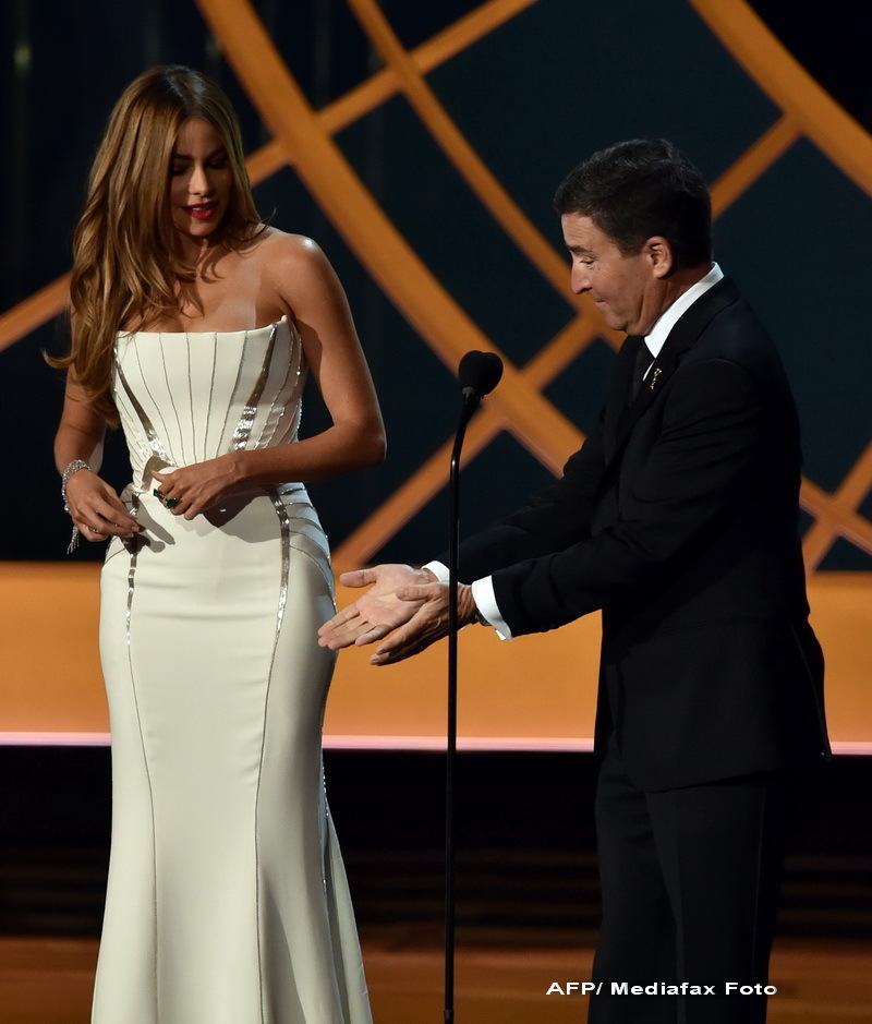 Moda la gala Emmy 2014: Vedetele au ales rosu si alb pentru defilarea pe covorul rosu - Imaginea 5