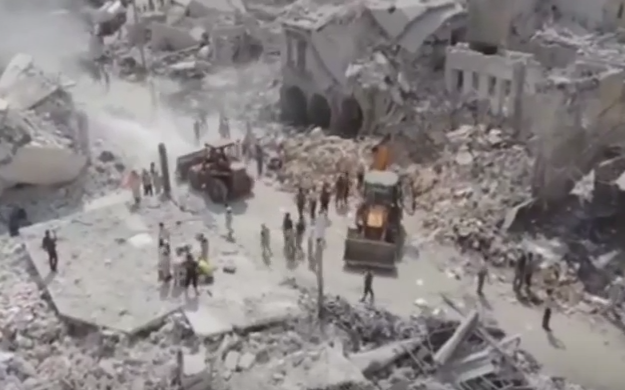 Cel putin 31 de morti si 60 de raniti dupa ce un avion militar s-a prabusit in centrul unui oras din Siria. VIDEO - Imaginea 4