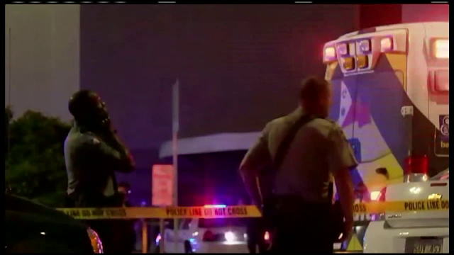 2 morti si 9 raniti intr-un cinematograf din SUA. Un barbat a atacat spectatorii cu toporul, apoi s-a sinucis