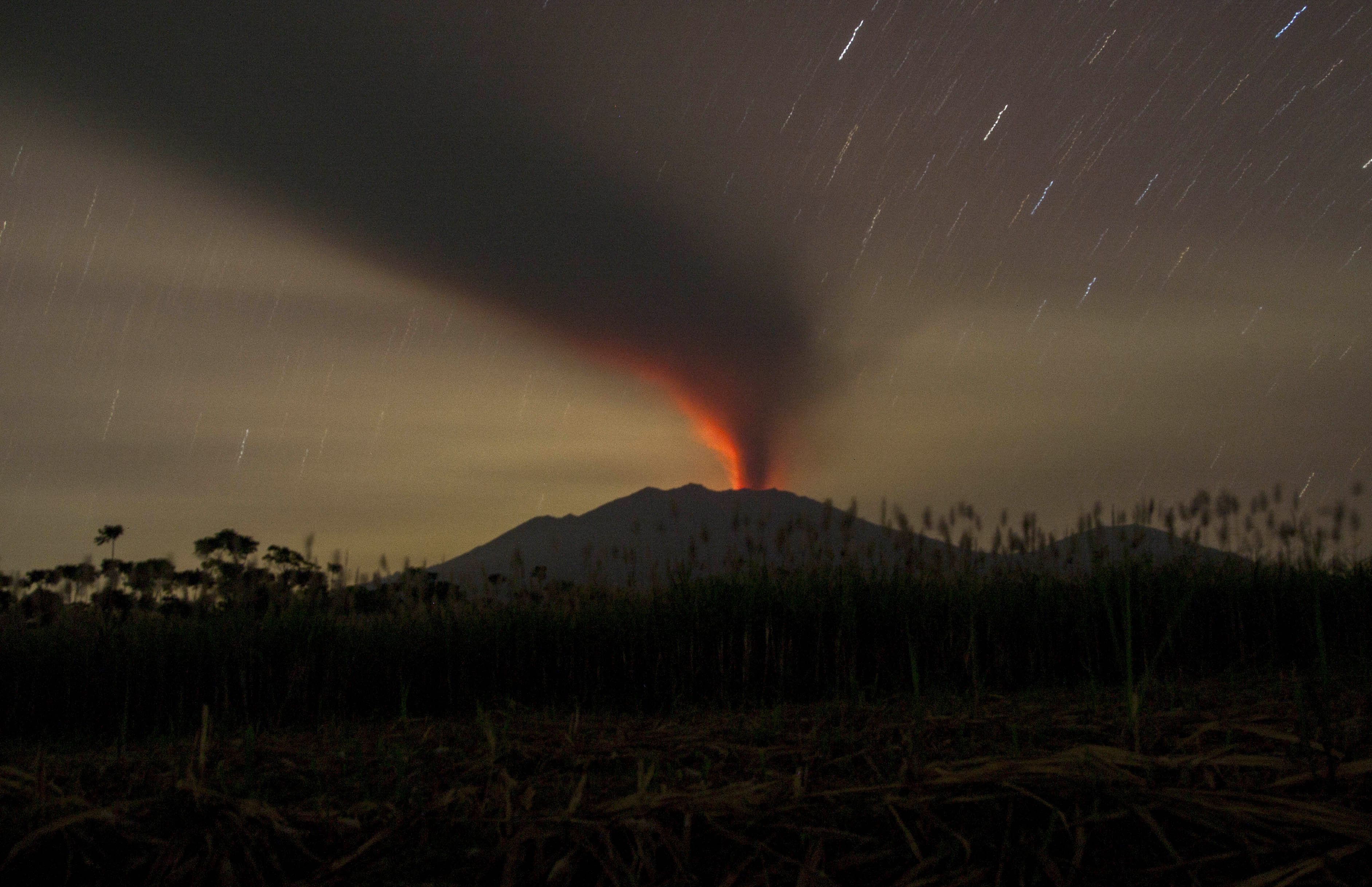 Aeroportul din Bali a fost inchis, dupa ce vulcanul Raung a erupt din nou. Mii de turisti, blocati pe insula