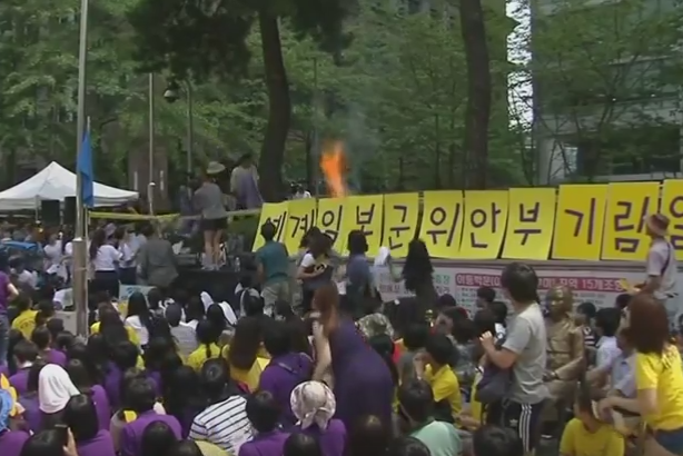 Un barbat de 81 de ani si-a dat foc in fata Ambasadei Japoniei la Seul, in timpul unei demonstratii. Momentul a fost filmat