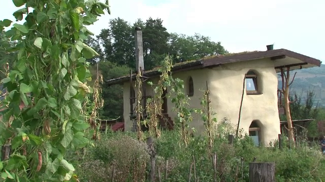 Casele ecologice, tot mai populare printre romanii care vor sa-si reduca facturile. Ce pret au locuintele din fân sau canepa