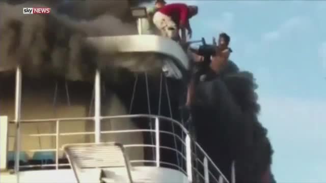 Scene de groaza pe un feribot din Filipine. Ambarcatiunea a luat foc inainte ca toti cei 550 de pasageri sa plece de pe vas