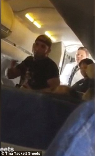 Pasagerul unui zbor American Airlines a fost imobilizat de catre pilot. Care a fost motivul. VIDEO