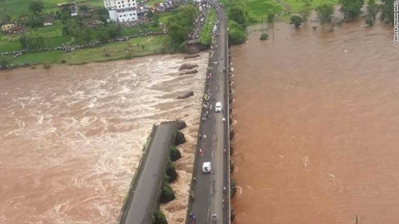 22 de indieni, dati disparuti dupa prabusirea unui pod de autostrada. Oamenii sunt cautati de echipele de dezastre naturale