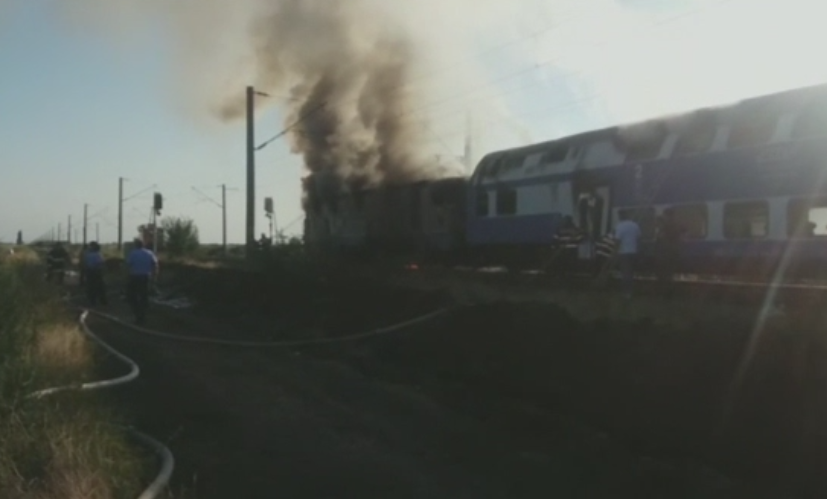 Locomotiva unui tren de pasageri a luat foc in Buzau. Motivul pentru care pompierii au intervenit cu intarziere